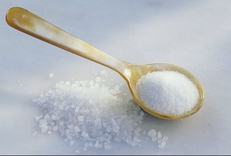 人到中年，4大“升脂大戶”最好少吃，預(yù)防血管堵塞從減鹽開始